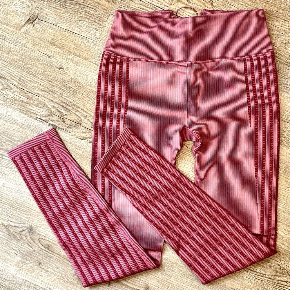 Fabletics 2 Piece Bundle Seamless Leggings & Bra Dark Rouge Size Small - Picture 3 of 13